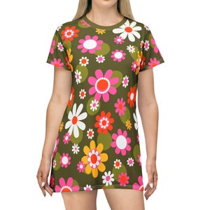 Groovy Flower Power Hippie Daisies 70s T-Shirt Dress, Retro Pink, Green Mid Century Modern Hipster Style Party Dress - 130282223