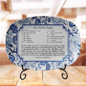 Plato chinoiserie azul con receta manuscrita personalizada, vajilla rústica con motivos florales, bandeja de recuerdo familiar con receta jacobina