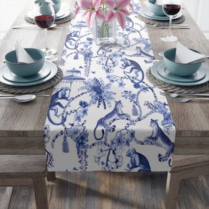 Bloemen blauwe, witte chinoiserie botanische toile tafelloper, chinoiserie jungle, landelijke boerderij tafeldecor, grandmillenial keukendecor