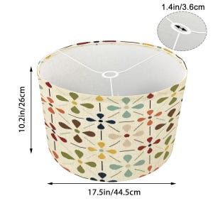 Pode incluir: Abajur cil&iacute;ndrico com um padr&atilde;o floral em tons de castanho, verde, azul e amarelo. O abajur tem 26 cm de altura e 44,5 cm de largura. A abertura superior tem 3,6 cm de di&acirc;metro.