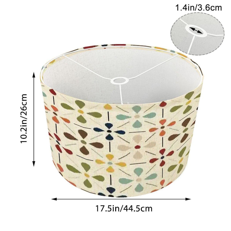 Pode incluir: Abajur cil&iacute;ndrico com um padr&atilde;o floral em tons de castanho, verde, azul e amarelo. O abajur tem 26 cm de altura e 44,5 cm de largura. A abertura superior tem 3,6 cm de di&acirc;metro.