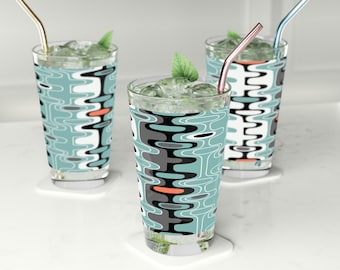 Può includere: Tre bicchieri trasparenti con un motivo astratto verde acqua e nero, riempiti di ghiaccio e un rametto di menta. Ogni bicchiere ha una cannuccia dorata o rosa.