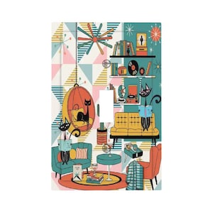Op de afbeelding: Een decoratieve lichtschakelaar cover met een retro woonkamer scène. Het ontwerp omvat een gele bank, turquoise stoelen, een hangstoel en zwarte katten die boeken lezen. De achtergrond heeft geometrische vormen in roze, turquoise en crème.