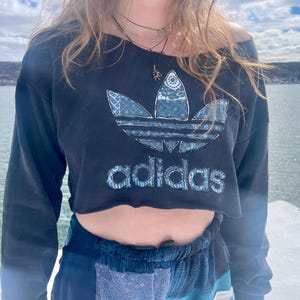 Adidas off-the-shoulder cropped gewatteerd sweatshirt