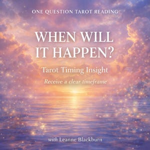 Könnte beinhalten: Ein verträumtes Bild mit Sonnenuntergang über Wasser, mit Text: "WANN WIRD ES PASSIEREN?" und "Tarot Timing Insight." Der Himmel ist eine Mischung aus Rosa und Lila, mit Wolken und funkelndem Licht. Der Text enthält auch "Erhalten Sie einen klaren Zeitrahmen" und "mit Leanne Blackburn."