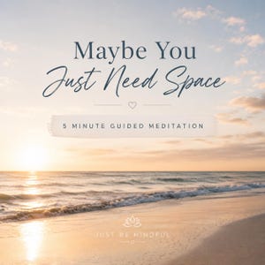 Könnte beinhalten: Eine digitale Grafik mit einem Sonnenuntergang über dem Meer und dem Text Maybe You Just Need Space, 5 MINUTE GUIDED MEDITATION sowie JUST BE MINDFUL. Die Szene zeigt einen Sandstrand, sanfte Wellen und einen goldenen Himmel mit leichten Wolken.