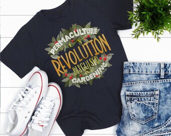 Peut inclure: Un t-shirt bleu marine avec un motif graphique blanc et vert qui dit "La permaculture est une révolution déguisée en jardinage".