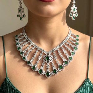 Collana e orecchini KASHIKA color verde smeraldo con diamanti americani, gioielli in zirconi di alta qualità, set di gioielli verde per ballo di fine anno e cena di gala.