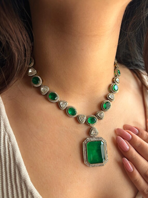Collana color verde smeraldo FAIZA incastonata in pietre doppie