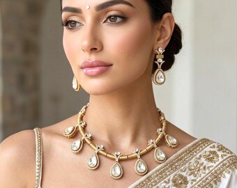 Conjunto de collar NAAZ con piedras transparentes Kundan hasli en acabado dorado mate, joyería tradicional y festiva de la India.