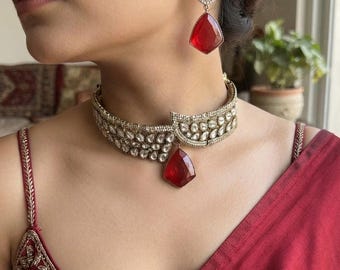 ANAISHA Halsbandsset med viktorianskt utseende, rubinrött dubbelstens-kundanhalsband med örhängen, moissanit-kundan, indiska pakistanska bröllopssmycken