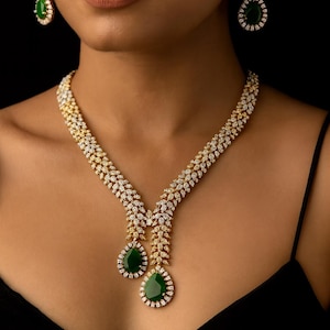TVISHA Conjunto de collar con diamantes americanos de color verde con acabado en plata y aspecto de diamante real, joyería de boda de dos tonos, joyería elegante india