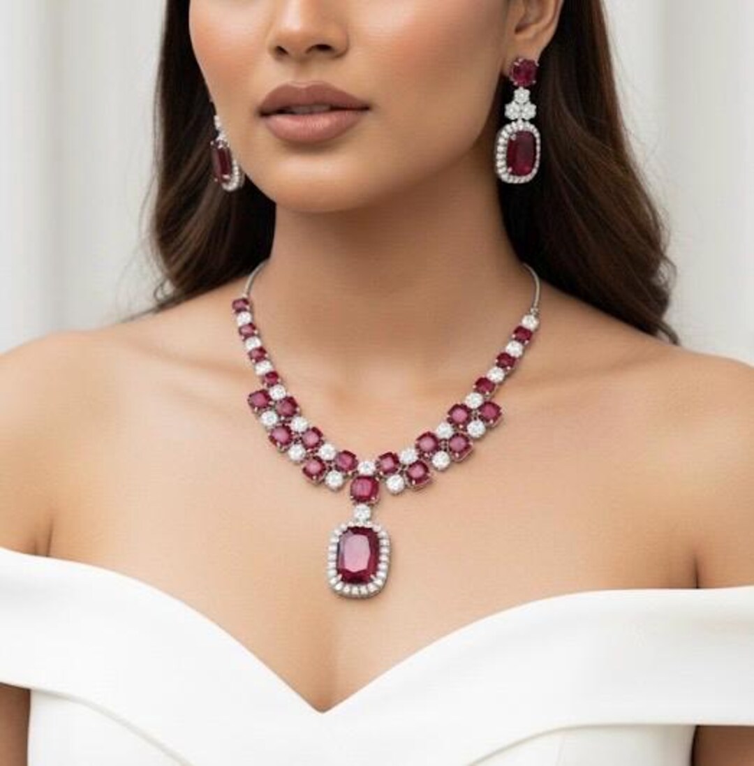 Collier Ras De Cou Créateur Takara – Alliage Doré Et Strass Rouge – Comme Neuf