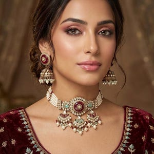 SHAISTA mint ruby kundan und Moissanit Replik Choker Halskette Set, indisch- pakistanischen Hochzeitsschmuck in antikem goldenen Lack