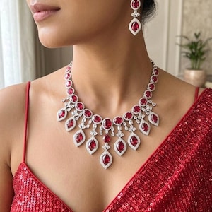 Collana MANYA di colore rosso, elegante e raffinata, con diamanti americani. Gioielli di alta qualità con zirconi cubici, perfetti per balli di fine anno, cene di gala e matrimoni.