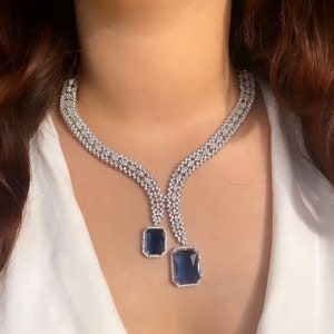 Collana con ciondolo blu navy HANNAH, elegante, incastonata in diamanti americani. Gioielli di alta qualità con zirconi cubici, gioielli da sposa per balli di fine anno e cene di gala.