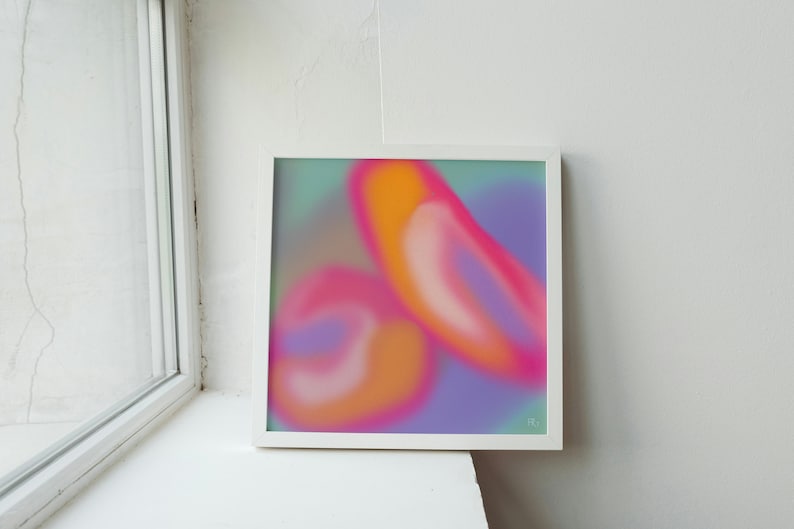 Puede incluir: Una impresi&oacute;n abstracta enmarcada con un dise&ntilde;o de degradado de colores. La impresi&oacute;n presenta una mezcla de tonos rosas, naranjas, morados y verdes, creando una composici&oacute;n din&aacute;mica y abstracta.