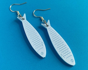 Pendientes ligeros de pez estañado en color azul con alambres plateados para orejas sensibles