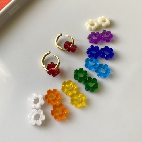 Huggie Hoops avec 9 breloques fleurs colorées interchangeables | Plaqué or ou rhodié