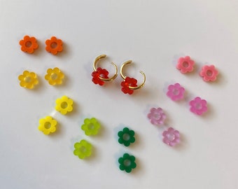 LUMINOSITÉ | Huggie Hoops avec 9 breloques fleurs colorées interchangeables | Plaqué or ou rhodié