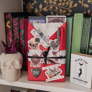 Blind Date With a Horror Book: Spooky Bookish Accessories Gift Set
