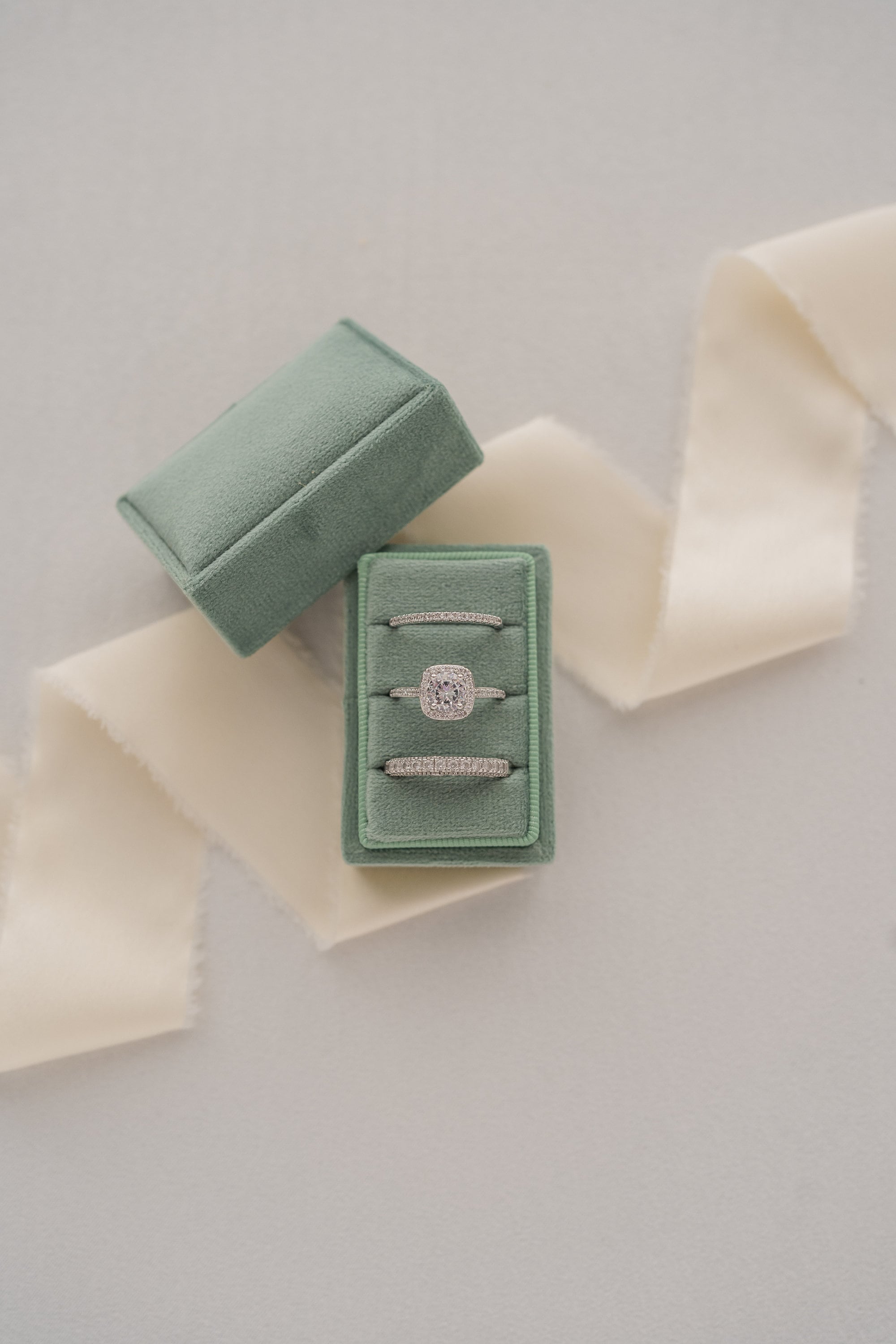Caja de terciopelo para anillos con 3 ranuras, soporte rectangular para tres anillos, ideal para bodas, compromisos, accesorios de fotos, regalo de novia.