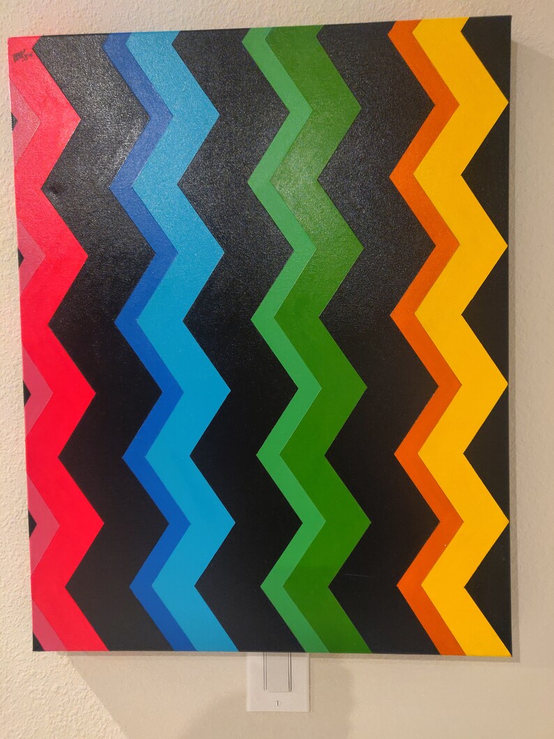 Może przedstawiać: Abstrakcyjny obraz z chevronem w odcieniach czerwieni, błękitu, zieleni, pomarańczy i ż&oacute;łci na czarnym tle.