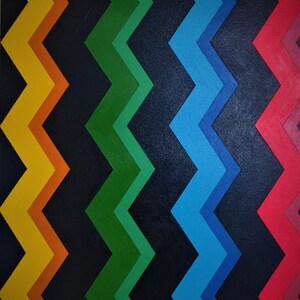 Może przedstawiać: Abstrakcyjny wz&oacute;r geometryczny z wzorem zygzakowatym w odcieniach pomarańczowego, ż&oacute;łtego, zielonego, niebieskiego i czerwonego na ciemnoniebieskim tle.