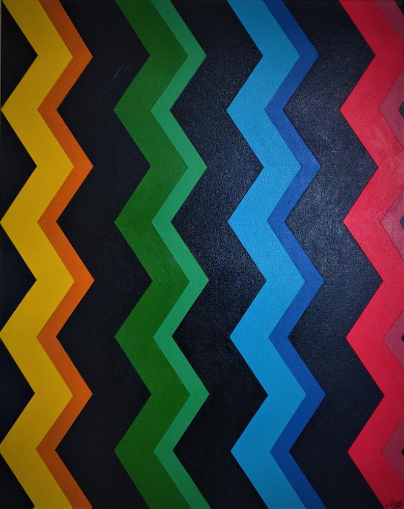 Może przedstawiać: Abstrakcyjny wz&oacute;r geometryczny z wzorem zygzakowatym w odcieniach pomarańczowego, ż&oacute;łtego, zielonego, niebieskiego i czerwonego na ciemnoniebieskim tle.