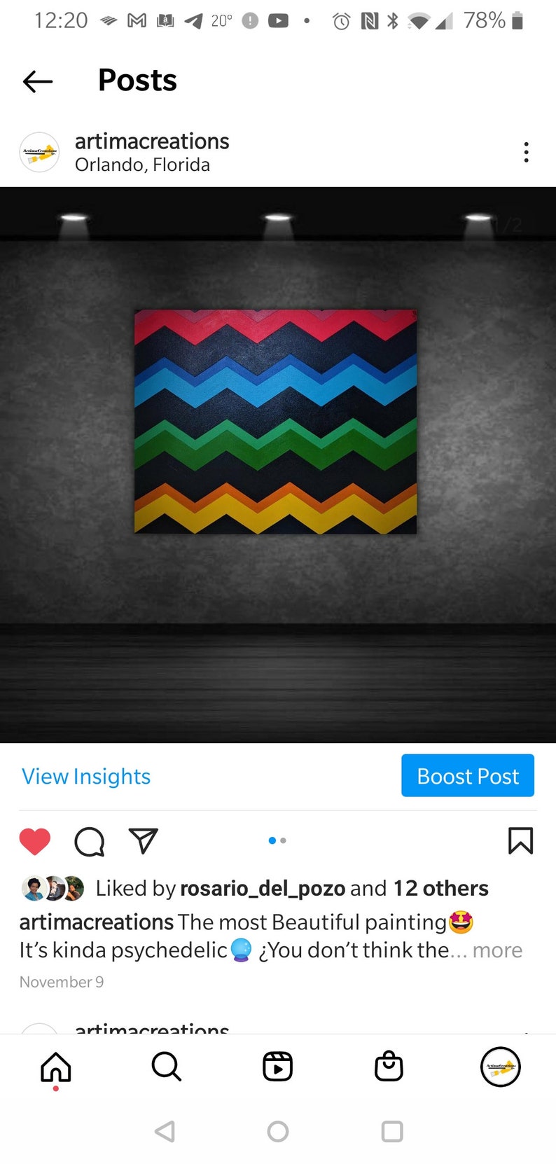 Może przedstawiać: Kolorowy obraz abstrakcyjny z wzorem chevron w odcieniach czerwieni, błękitu, zieleni, ż&oacute;łci i pomarańczy. Obraz wisi na ciemnoszarej ścianie.