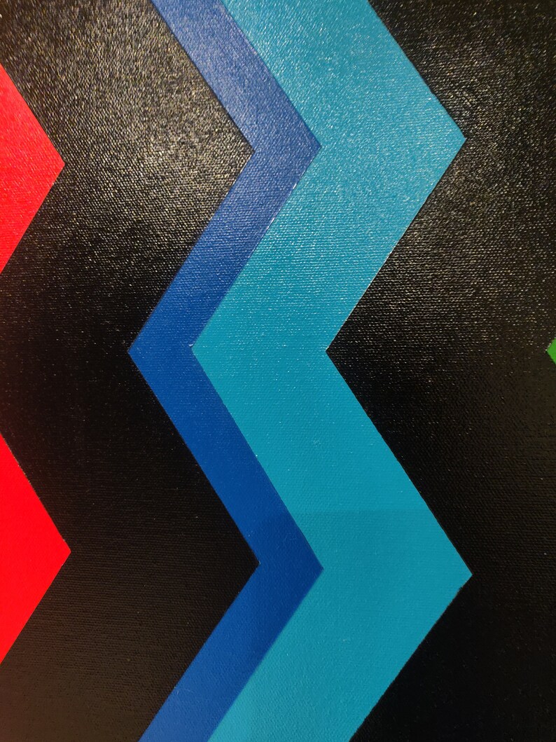 Może przedstawiać: Abstrakcyjne geometryczne malowidło z czarnym tłem i wzorem w kształcie niebieskich, turkusowych i czerwonych szevron&oacute;w.