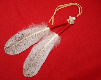 Coletero de plumas pintado a mano: concha de abulón y cuentas de vidrio