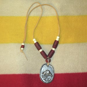Gargantilha com medalhão de castor da Hudson Bay Company: colar com contas de comércio de nativos americanos
