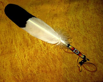 Abanico de plumas de pavo pintado a mano: cuentas de vidrio checo