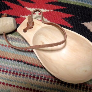 Met de hand gesneden kanobeker: Native American Fur Trade 'Noggin' met riemschakelaar