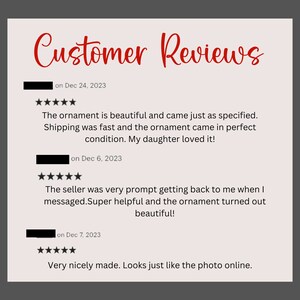 Puede incluir: Imagen de rese&ntilde;as de clientes con una calificaci&oacute;n de cinco estrellas. Las rese&ntilde;as mencionan la belleza del adorno, el env&iacute;o r&aacute;pido y el vendedor &uacute;til. El texto dice: "Customer Reviews" en escritura roja.