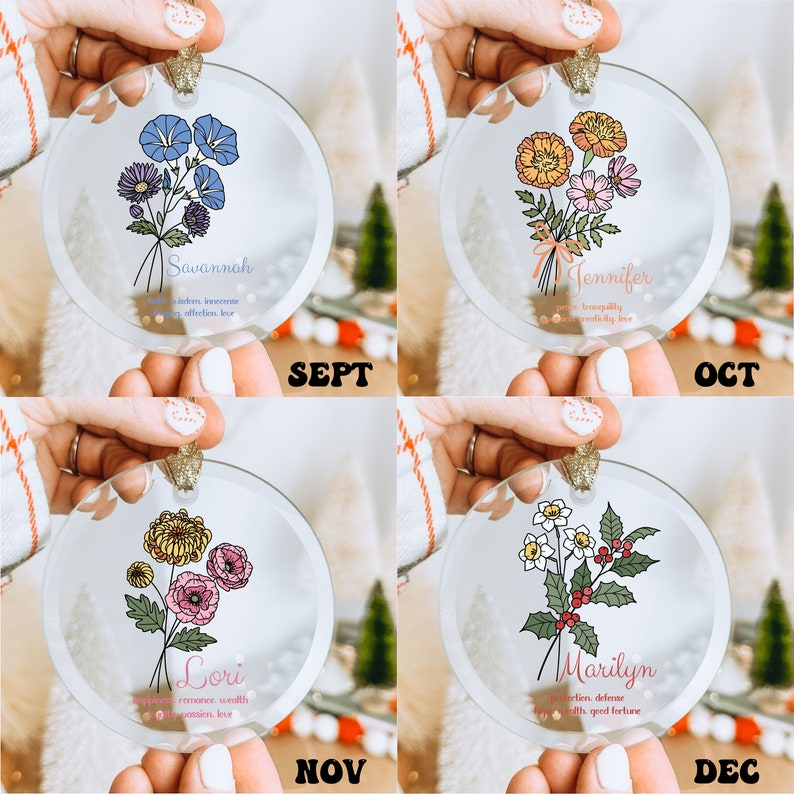 Puede incluir: Adornos de cristal transparente con dise&ntilde;os florales y nombres: Savannah, Jennifer, Lori y Marilyn. Cada adorno tiene una tapa dorada e incluye texto con el mes y los rasgos asociados. Los adornos son sostenidos por una persona.