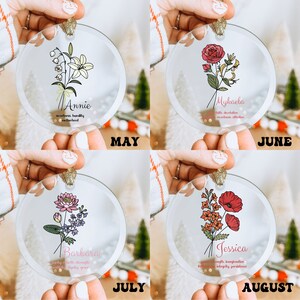 Puede incluir: Adornos de cristal transparente con dise&ntilde;os florales y nombres: Annie, Mykaela, Barbara y Jessica. Cada adorno presenta una ilustraci&oacute;n floral diferente con palabras asociadas. Los meses mayo, junio, julio y agosto se muestran debajo.
