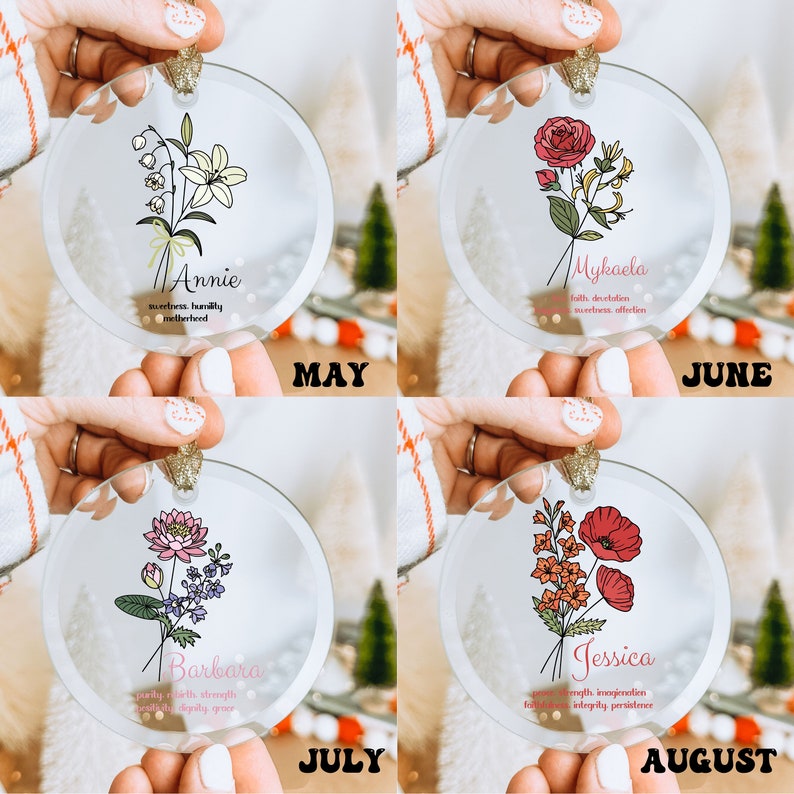 Puede incluir: Adornos de cristal transparente con dise&ntilde;os florales y nombres: Annie, Mykaela, Barbara y Jessica. Cada adorno presenta una ilustraci&oacute;n floral diferente con palabras asociadas. Los meses mayo, junio, julio y agosto se muestran debajo.
