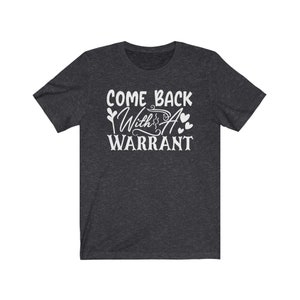 Peut inclure: T-shirt gris fonc&eacute; chin&eacute; avec un texte blanc qui dit "Come Back With A Warrant".