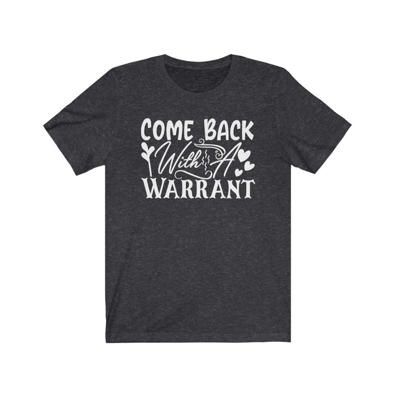 Peut inclure: T-shirt gris fonc&eacute; chin&eacute; avec un texte blanc qui dit "Come Back With A Warrant".