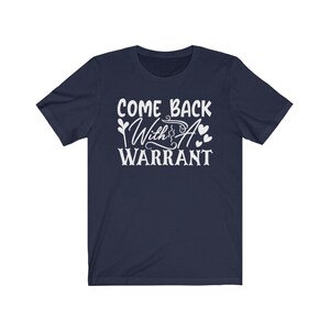 Peut inclure: T-shirt &agrave; manches courtes bleu marine avec un texte blanc qui dit "Come Back With A Warrant".