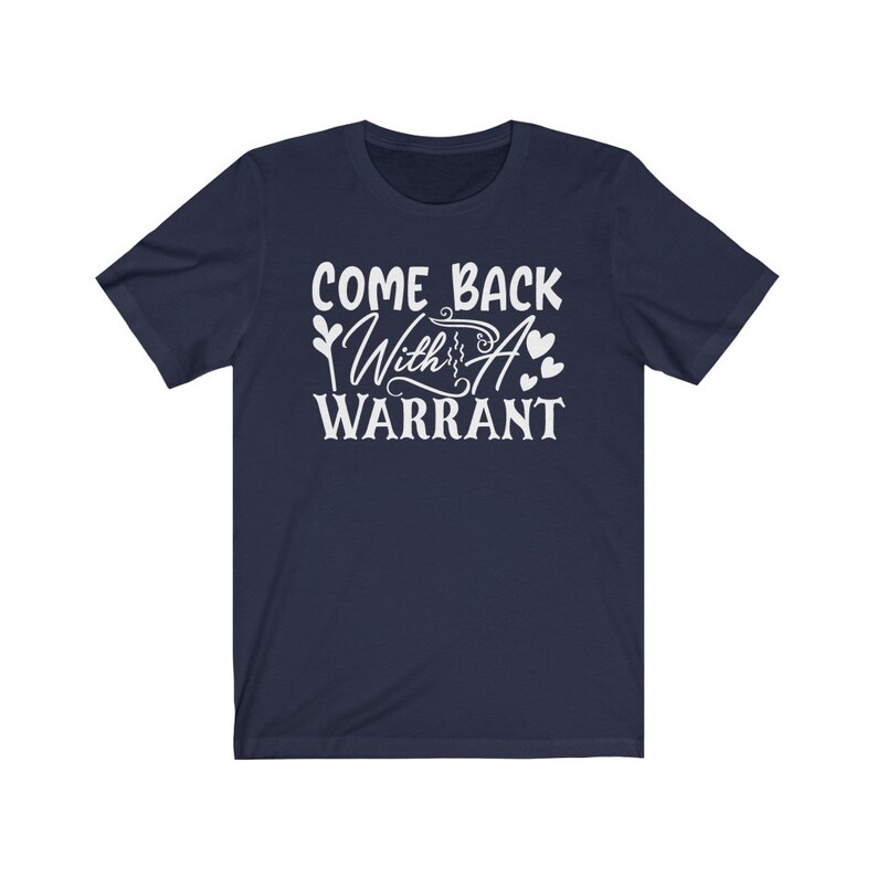 Peut inclure: T-shirt &agrave; manches courtes bleu marine avec un texte blanc qui dit "Come Back With A Warrant".
