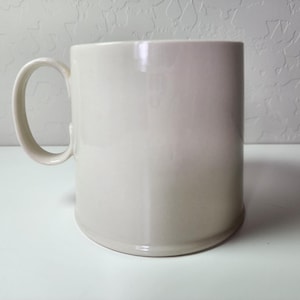 Taza de café de fondo ancho con monograma "V" de serpiente de ANTHROPOLOGIE BALDUCCI imagen 1