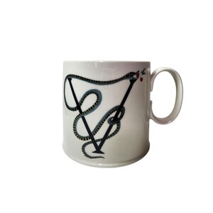 Taza de café de fondo ancho con monograma "V" de serpiente de ANTHROPOLOGIE BALDUCCI imagen 5