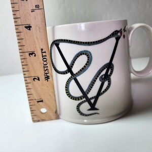 Taza de café de fondo ancho con monograma "V" de serpiente de ANTHROPOLOGIE BALDUCCI imagen 7