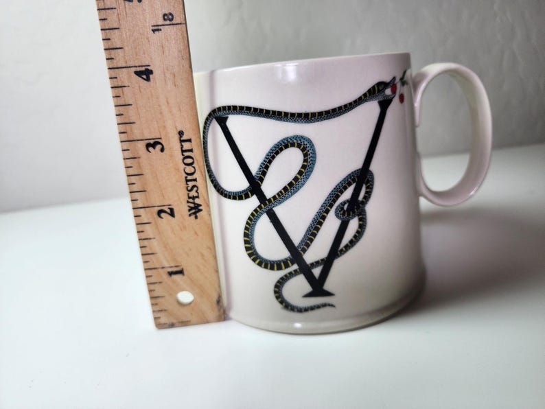 Taza de café de fondo ancho con monograma "V" de serpiente de ANTHROPOLOGIE BALDUCCI imagen 7