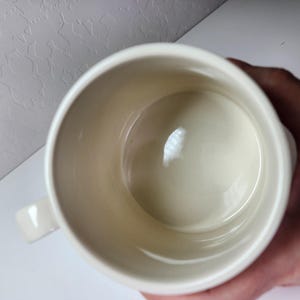 Taza de café de fondo ancho con monograma "V" de serpiente de ANTHROPOLOGIE BALDUCCI imagen 2