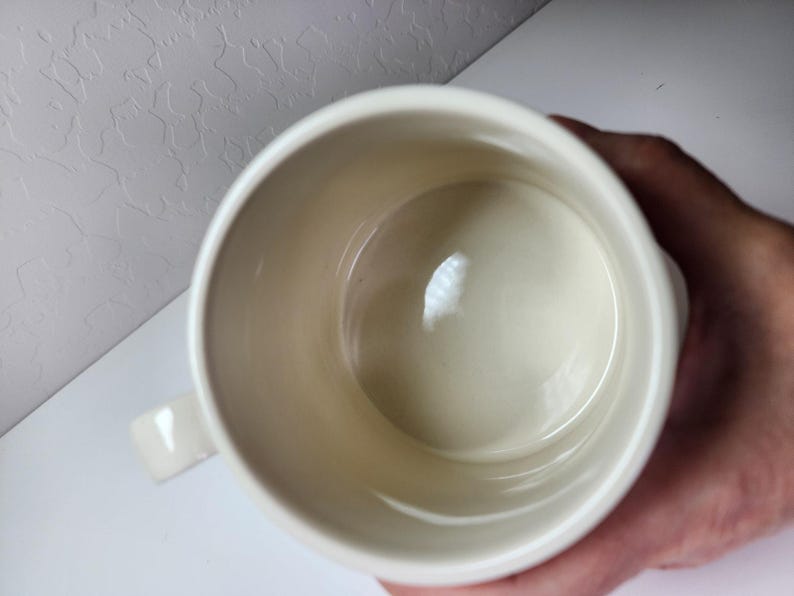 Taza de café de fondo ancho con monograma "V" de serpiente de ANTHROPOLOGIE BALDUCCI imagen 2