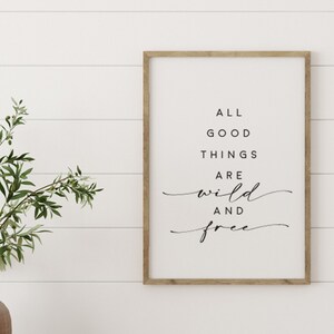 Letrero de madera con texto "All Good Things Are Wild And Free", marco con cita de granja, cita inspiradora, letrero de viaje, póster motivacional, regalo de viaje